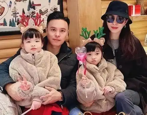 熊黛林一家四口旅游两个女儿被妈妈严厉教育