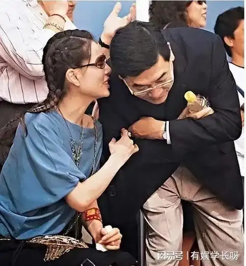 为了恋爱放弃学业,被富豪男友骗财骗色,李若彤原来是恋爱脑