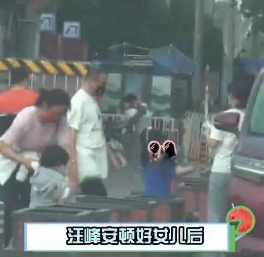 章子怡一家四口游公园,她全程照顾儿子,汪峰负责安抚生气的醒醒
