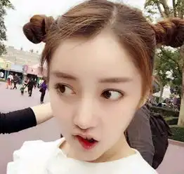 半丸子头已经过时了,女明星开始流行梳这种头了