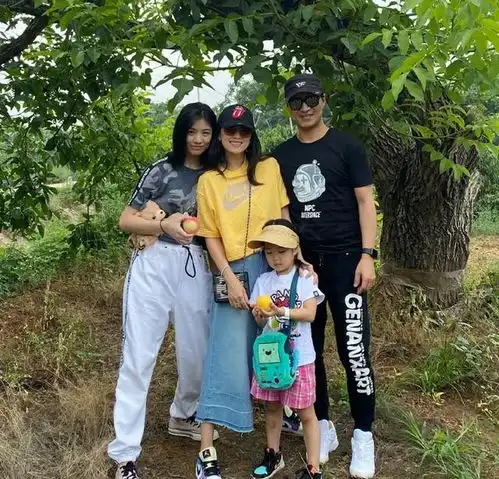 章子怡晒照为16岁继女庆生,小苹果化着少女妆出镜,明星范儿十足