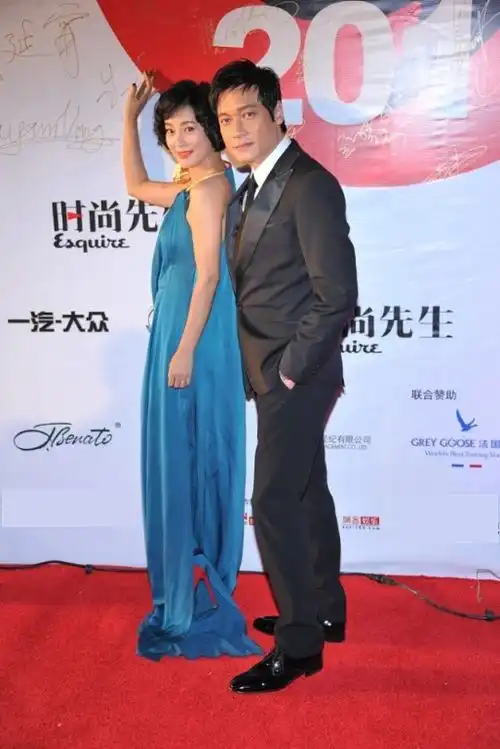 罗嘉良和差11岁老婆同框,男帅女美气质高级,夫妻恩爱感好浓重