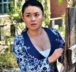 关婷娜常以裙子出镜,难得穿短裤,网友都是丰满惹的错
