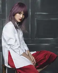 组图杨丞琳穿条纹裙少女感十足捂脸微笑直呼好害羞