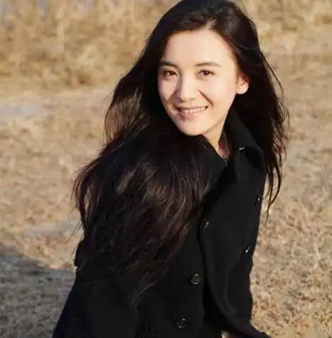 同是合作李幼斌走红,如今一个大红成影后,一个仍是绿叶