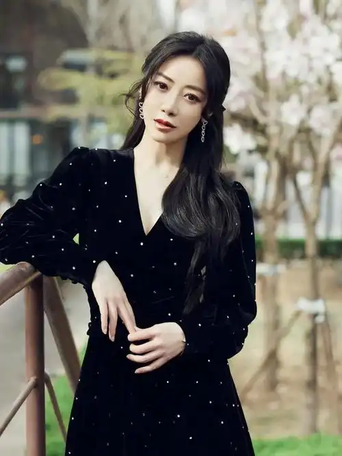 黑白女生头像唯美气质波