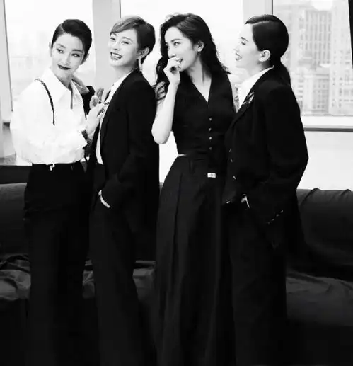 羡慕了李冰冰合照张小斐,亲倪妮搂孙俪摸杨幂,堪称女神收割机