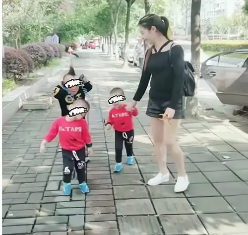 袖珍丈夫火了,和妻子带孩逛街,路人问妈妈全是你生的