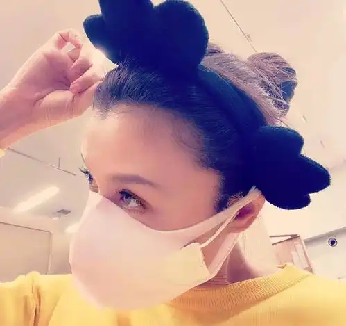 50岁藤原纪香扎丸子头秀完美发际线,脖子细长,少女托腮真太萌了