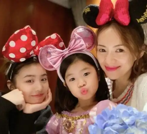 葛荟婕终于释怀,她相信汪峰的选择,感谢章子怡把女儿照顾得很好