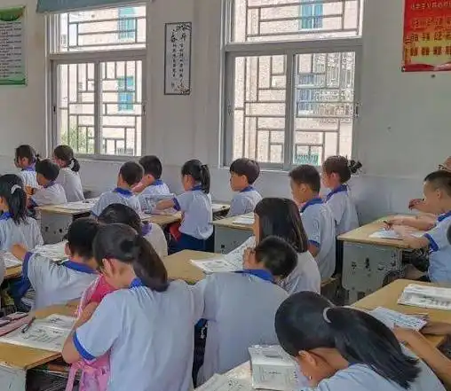 街边抽烟被同学举报,重庆两小学女生相约跳江,岸边留下两个书包