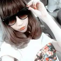戴眼镜美女头像短烫发眼