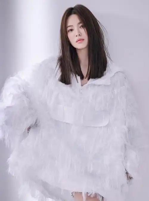 宋慧乔也跟了一波时髦风顶着一头羊毛卷,38岁嫩得像少女