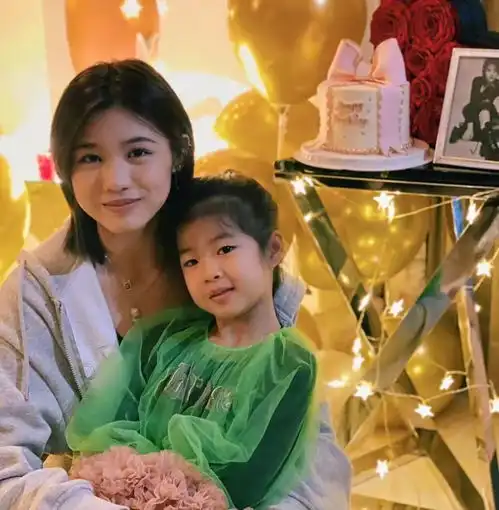 章子怡记录女儿双板滑雪,换上新战衣后模样超帅气,最后玩累到坐着打瞌睡