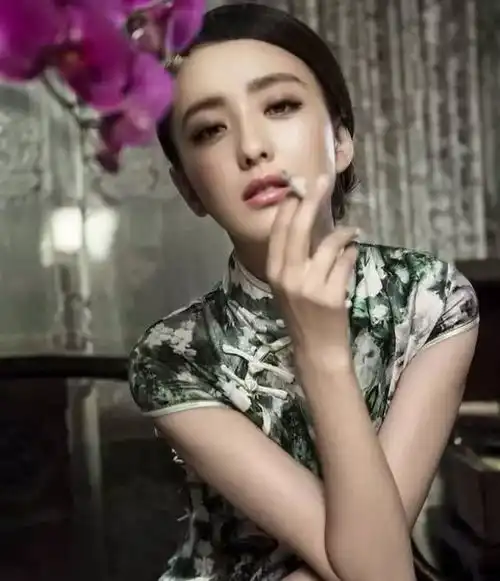 新疆四大美女旗袍装,画风差异明显网友第四个是谁