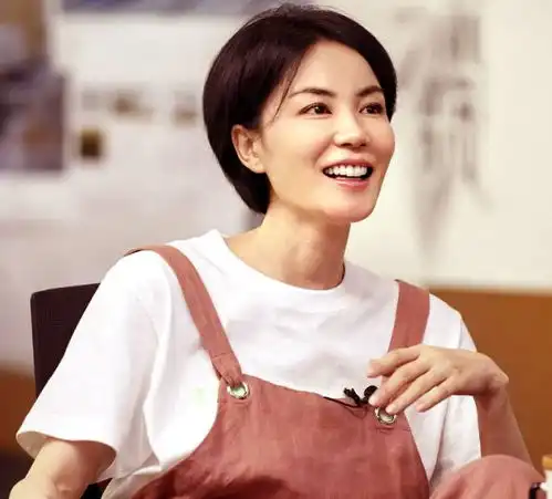 谢霆锋携16岁长子返港与女粉亲密照曝光引争议,儿子推车似助理