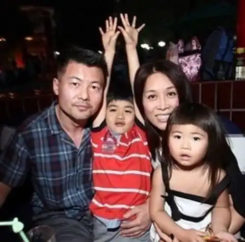 那英带女儿逛街被偶遇,声音辨识度高被认出,14岁小苹果身高瞩目