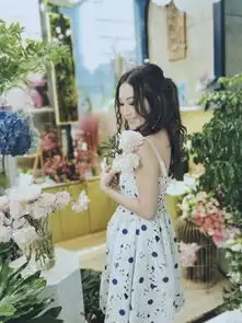 温碧霞被称冻龄女神,卷发配吊带印花裙清新气质,少女感十足