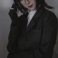 怎么看待女生出男性角色不穿束胸
