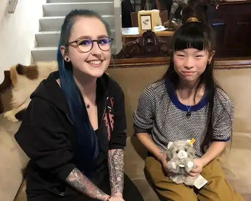 这个小姑娘11岁,是世界上最年轻的纹身师,爸爸的身体是她的画布