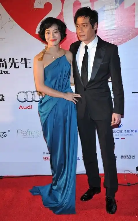 罗嘉良和差11岁老婆同框,男帅女美气质高级,夫妻恩爱感好浓重