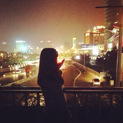 什么样的女人每天晚上八九点钟出门,半夜两三点回来