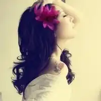 一个手拿花的女生卡通头像微信头像图片大全