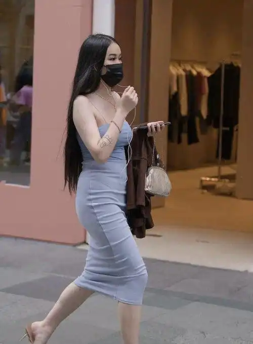 美女脚上穿着一双尖头的裸色高跟鞋,让她显得更加的有女人味