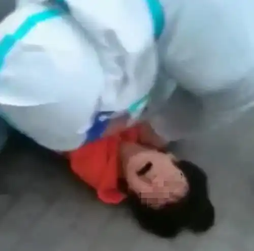 沈阳16岁少年欲插队做核酸被制止,咬伤民警并辱骂民警猪狗不如