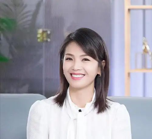 刘涛真的很会穿,一半短裤一半长裙小秀漫画腿,这套穿搭太时髦