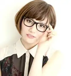 短发适合戴眼镜的女生吗