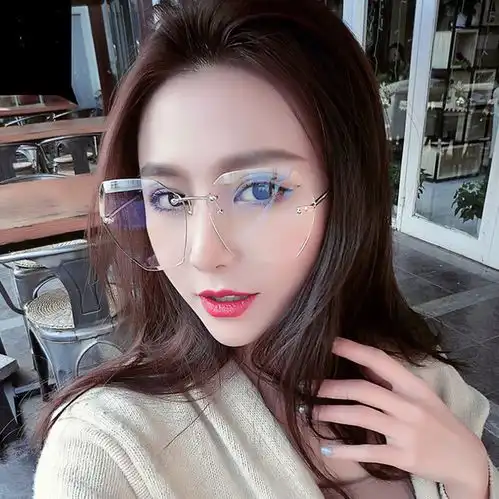 俗话说,一双眼睛毁了一张脸,每个女人基本都有三四款太阳镜