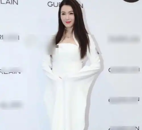 古天乐站台被美女搭讪,49岁古仔一脸腼腆,与靓女同台不敢直视