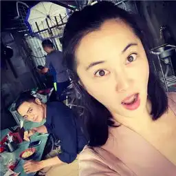 她因演王子变青蛙走红,与明道是多年挚友,年纪轻轻甘当后妈