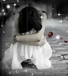 qq头像女生抱膝盖哭