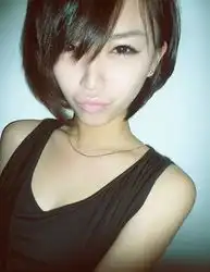 轻熟女气质十佳的时尚短发发型,青春时尚中分刘海的女生短发是不是很美啊,把精致的五官完美的展现出来,短发包裹着脸型,呈现