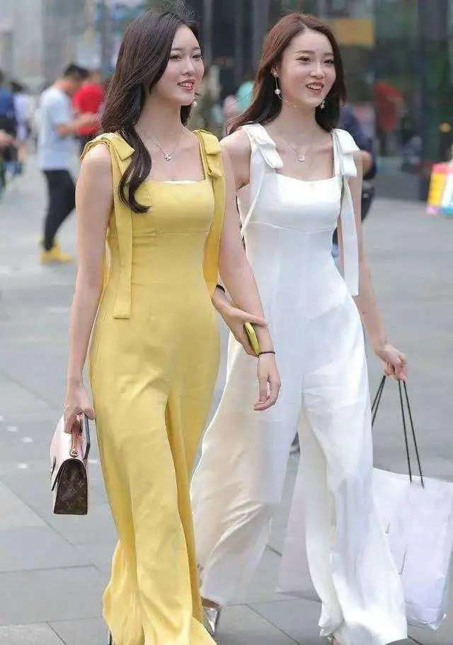 打底裤的穿搭少女感十足,唯美气息不断,高贵气质尽显