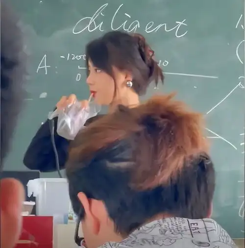 福建一高校女教师穿黑色长裙,端庄大方有气质,学生表示不会逃课