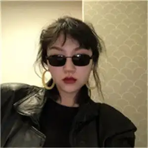 戴眼镜美女头像短烫发梳