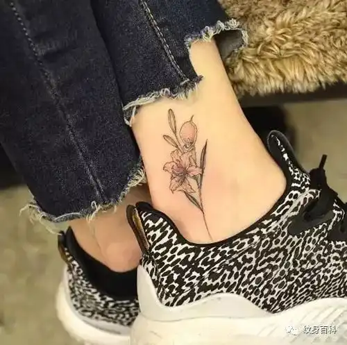 脚踝上的植物纹身,男生女生都合适