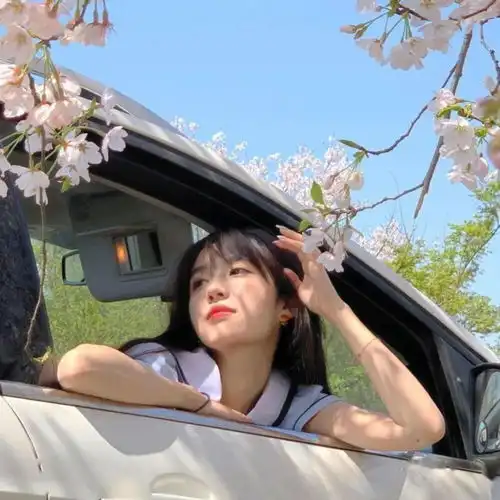 女生换了个成熟的头像女