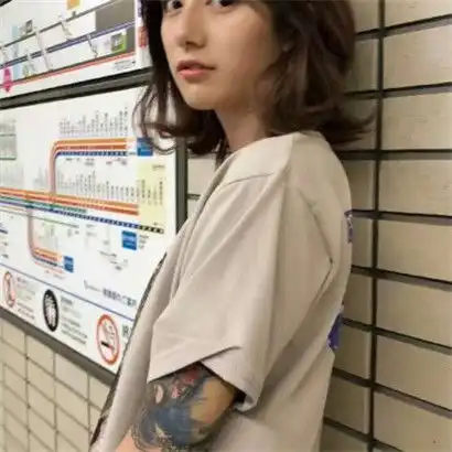 性感女生头像带纹身黑尾