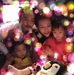 蔡少芬为小女儿庆2岁生日包子赤脚坐桌上吹蜡烛