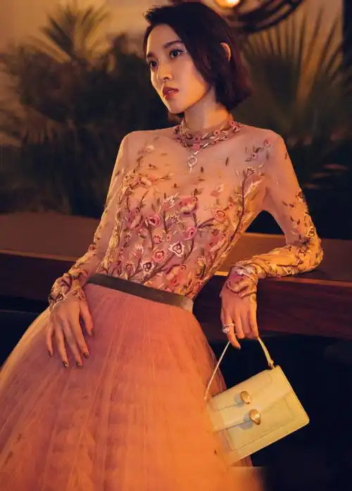 又一女星官宣好消息,唐艺昕挺孕肚出行被拍,粉丝终于等到了
