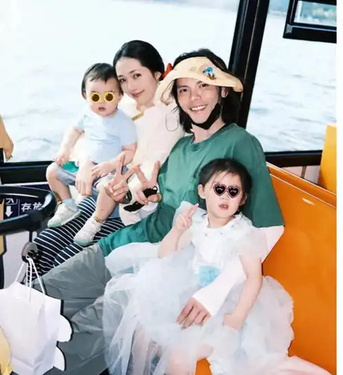 向佐郭碧婷现身机场,向华强对孙子爱不释手,一双儿女被赞颜值高