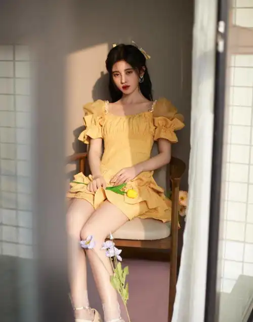 真人芭比鞠婧祎与女大学生同框妆容精致,身材短板最为致命