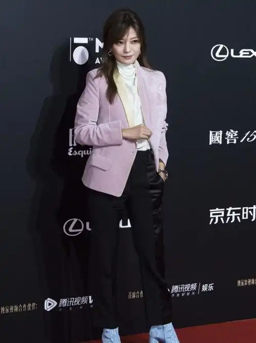 赵薇时髦还会穿,简约红裙展现清新女人味,生图比精修还有气质