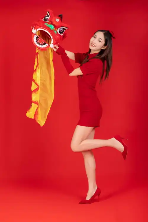 传统舞狮新年龙年春节美女人物摄影图摄影图