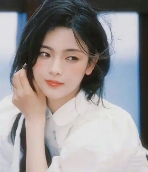 港风美女的头像杨超越