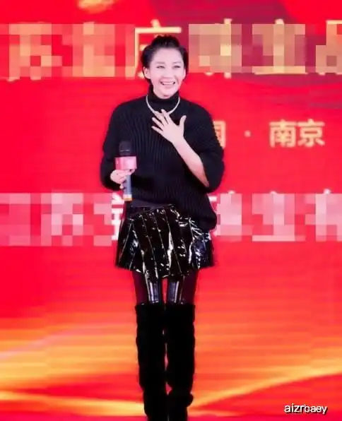 许晴现身活动,漆皮裙搭长靴像少女,网友48岁穿成18岁就服